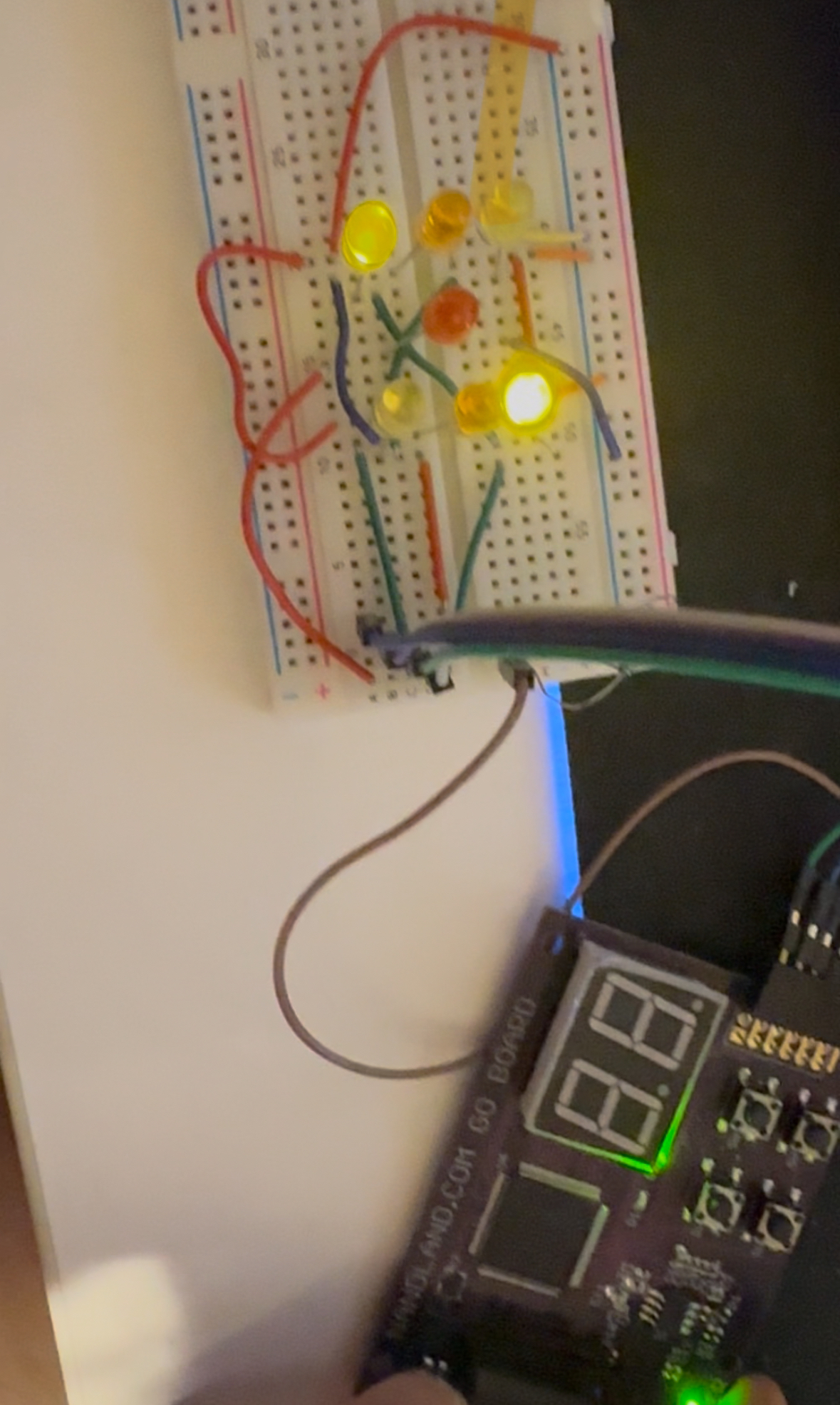 Det fysiske bygget: Lattice ICE40 FPGA-breakout med sju LED-er i terningmønster, pluss knapp og den delte serie-motstanden.