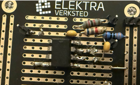 Bredere bilde av samme Elektra Verksted-veroboard med hele filteret populert: seriekoblede motstandspar, kondensatorer og op-ampen loddet inn.