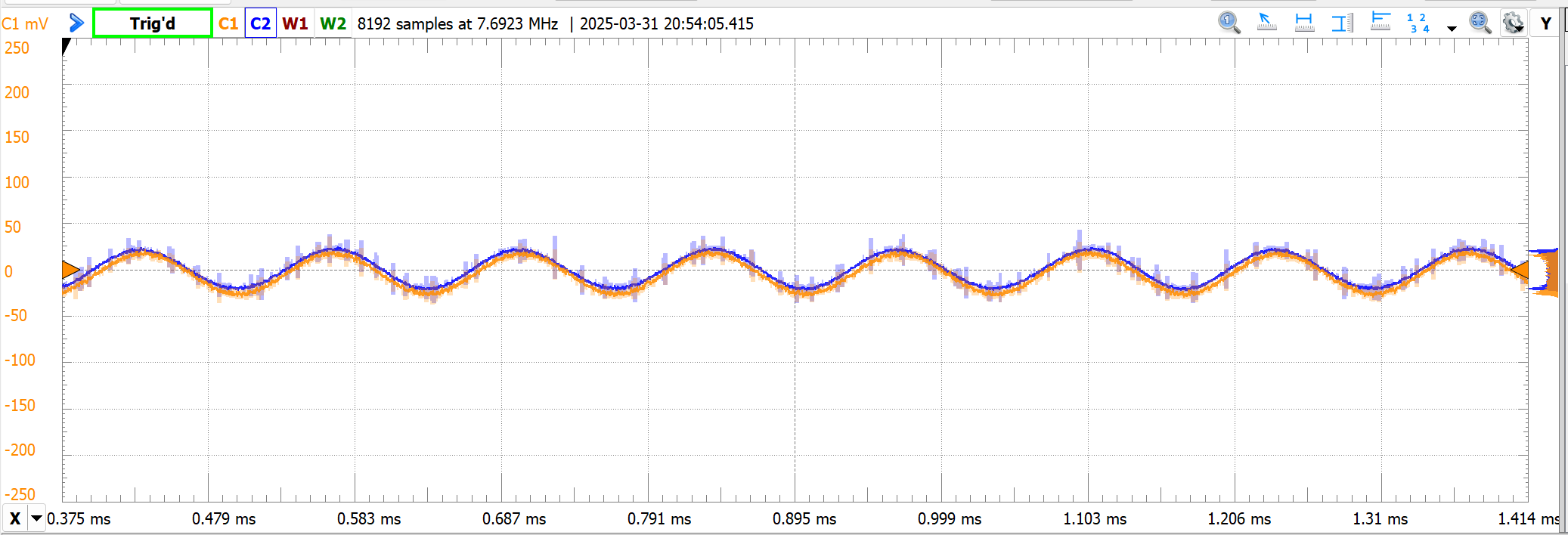 Oscilloskop-spor som sammenligner den doblede utgangen (blå) mot en ren referansesinusoide ved 7,45 kHz (oransje). De to bølgeformene overlapper tett, og er visuelt nesten samme kurve.