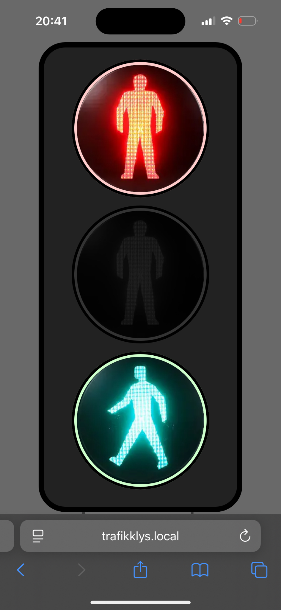 iPhone screenshot of the trafikklys.local web UI: three rendered lamp circles, top red and bottom green active.